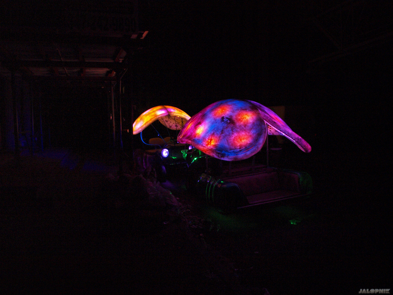 Illustration for article titled A Pair Of Golf Karts Turned Fiberglass Color-Changing Bugs In The Manhattan Blackout
